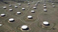 Crude oil storage tanks are seen from above at the Cushing oil hub, in Cushing, Oklahoma, March 24, 2016.   REUTERS/Nick Oxford/File Photo 