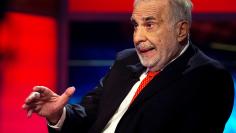 FILE PHOTO: Billionaire activist-investor Carl Icahn gives an interview on FOX Business Network's Neil Cavuto show in New York, U.S. on February 11, 2014.  REUTERS/Brendan McDermid/File Photo