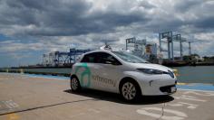 FILE PHOTO:    A self-driving car being developed by nuTonomy, a company creating software for autonomous vehicles, is guided down a street near their offices in Boston, Massachusetts, U.S., June 2, 2017.   REUTERS/Brian Snyder/File Photo 