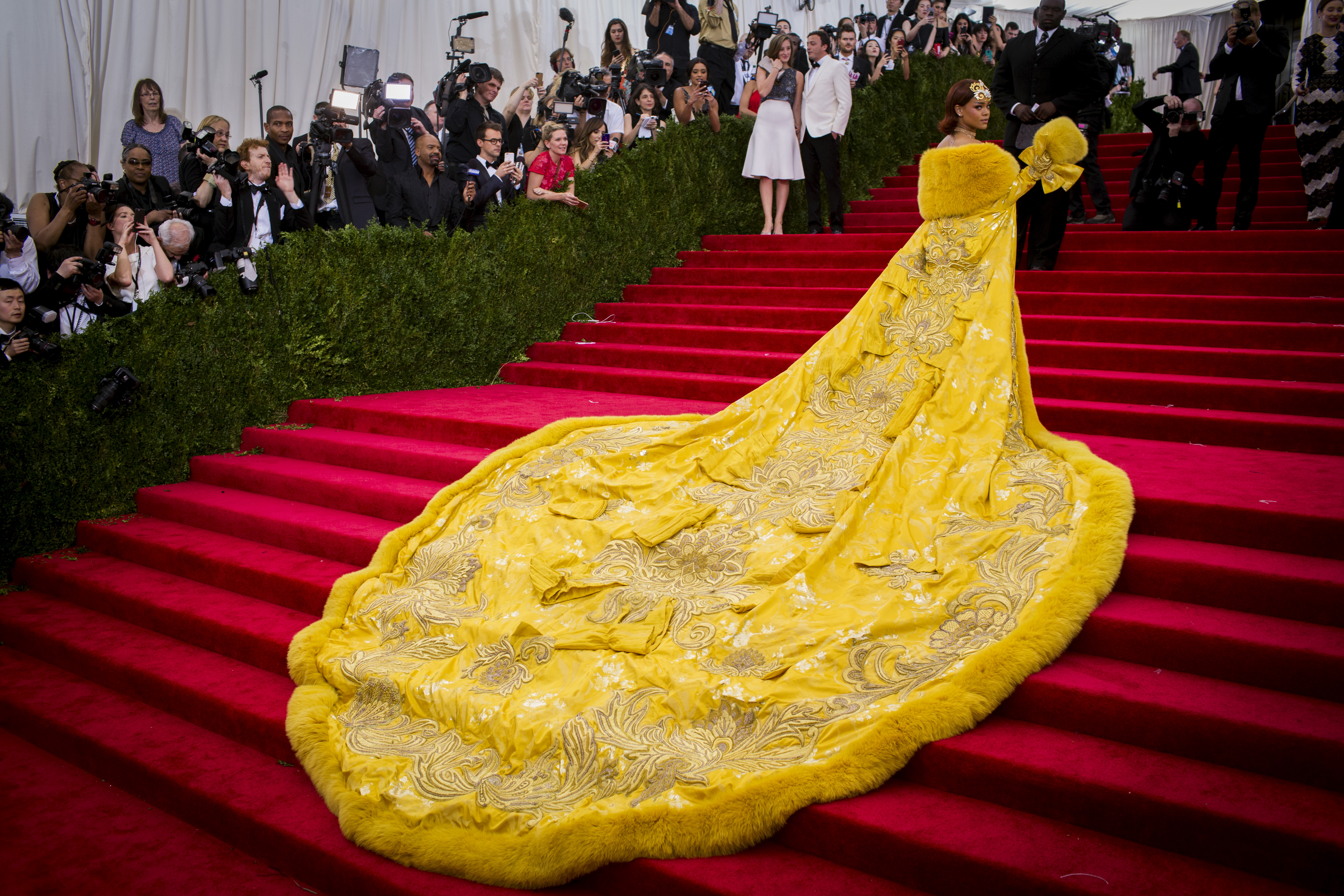 Самая длинная красивая. Мет Гала 2015. Met Gala 2015 Рианна. Мет Гала 2015 Наряды. Рианна бал института костюма 2015.