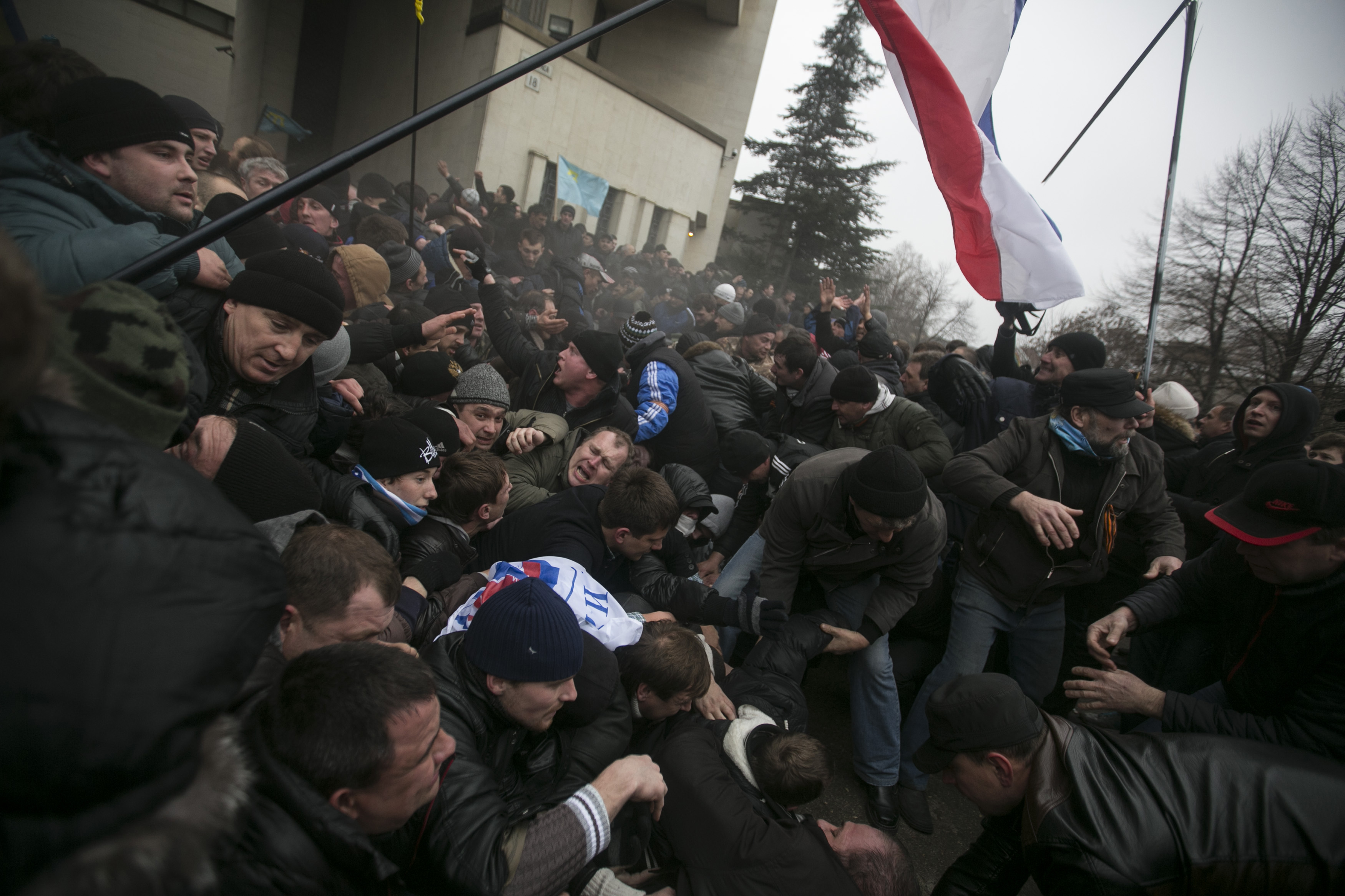 Under russian. Митинг 26 февраля 2014 Симферополь. 26 Февраля в Симферополе у стен Крымского парламента. Симферополь 27 февраля 2014. 26 Февраля митинг в Симферополе.