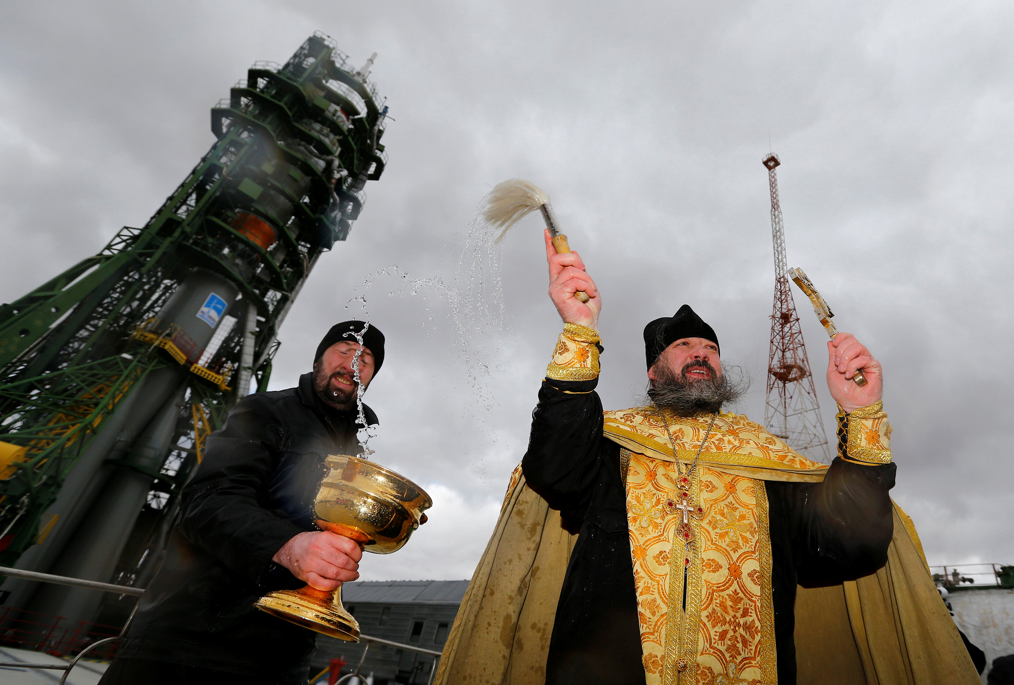 Проблема рпц. Кадило Патриарха Кирилла. Батюшка Роскосмос. Батюшка освящает. Священник на космодроме.